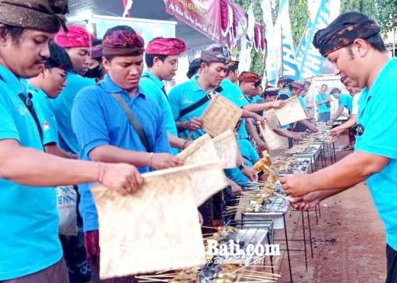 Nusabali.com - sosialisasikan-gemar-makan-ikan-ribuan-sate-lilit-disajikan-di-hut-kota-singaraja
