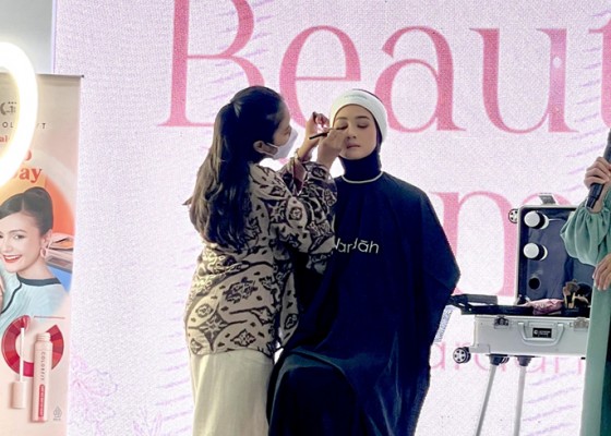 Nusabali.com - grand-opening-kimmyra-wardah-hadirkan-tutarial-make-up-soft-glam-makeup-look-untuk-sambut-hari-raya