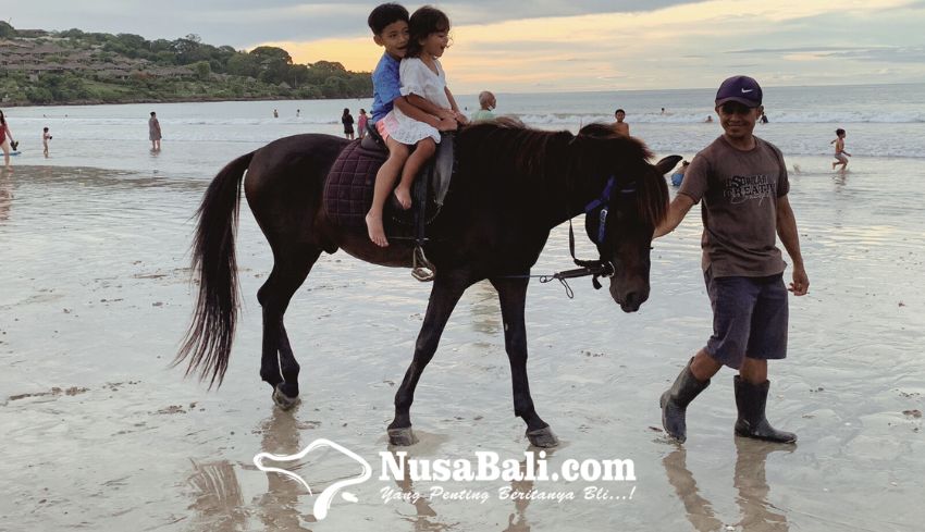 www.nusabali.com-asyik-ada-wisata-naik-kuda-di-pantai-jimbaran
