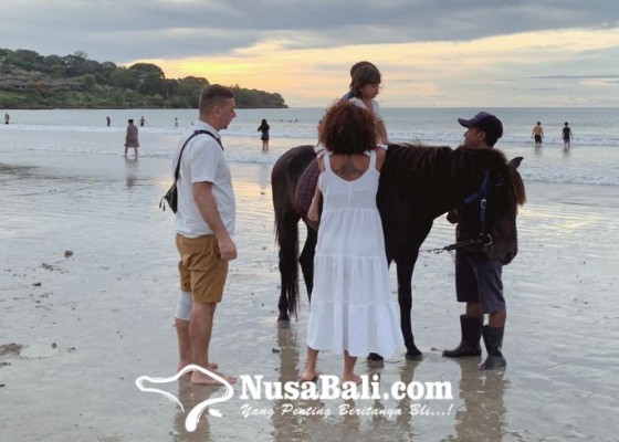 Nusabali.com - asyik-ada-wisata-naik-kuda-di-pantai-jimbaran