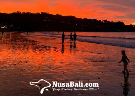 Nusabali.com - pantai-jimbaran-keindahan-pemandangan-sunset-dengan-hamparan-pasir-putih-yang-bersih