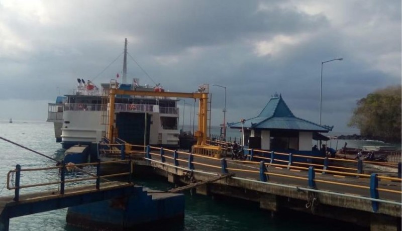 www.nusabali.com-jelang-lebaran-7-kapal-pelabuhan-padangbai-docking