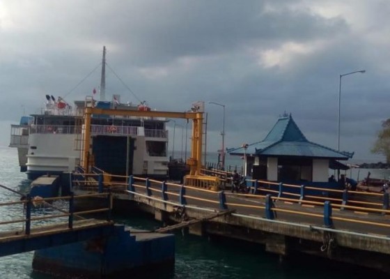 Nusabali.com - jelang-lebaran-7-kapal-pelabuhan-padangbai-docking