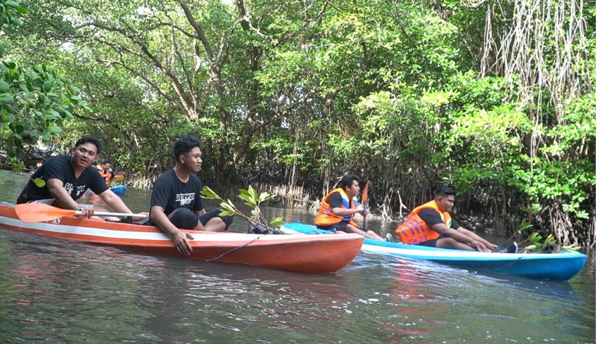 www.nusabali.com-tingkatkan-kesadaran-dan-perhatian-masyarakat-temuyuk-crew-tanam-160-bibit-mangrove