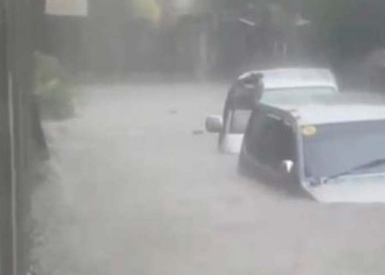 Nusabali.com - banjir-di-ubud-dua-mobil-terendam