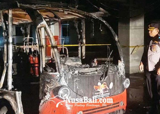 Nusabali.com - diduga-akibat-korsleting-listrik-saat-strum-baterai-shuttle-bus-listrik-di-parkiran-pura-besakih-terbakar