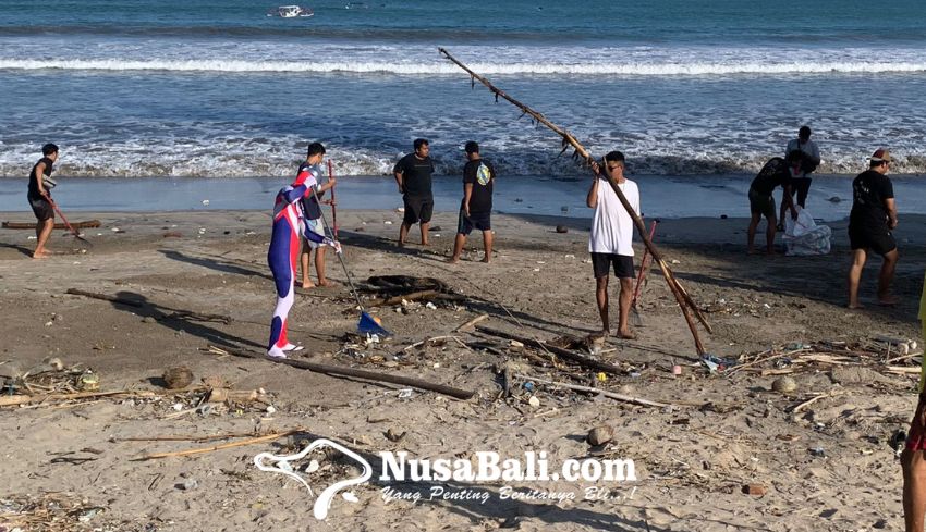 www.nusabali.com-dibantu-ultraman-sabha-yowana-desa-adat-kuta-gelar-beach-clean-up