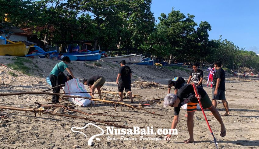 www.nusabali.com-dibantu-ultraman-sabha-yowana-desa-adat-kuta-gelar-beach-clean-up