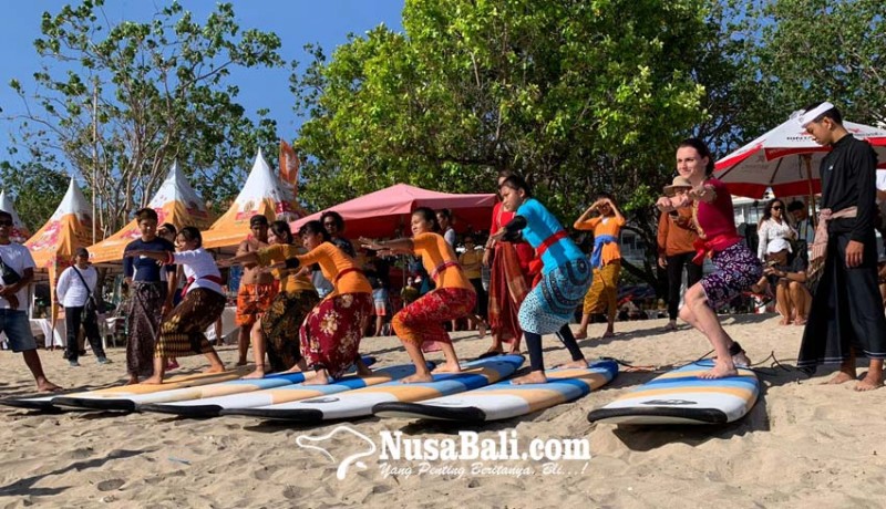 www.nusabali.com-kartini-go-surf-asyiknya-surfing-memakai-kebaya