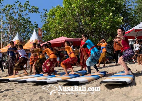 Nusabali.com - kartini-go-surf-asyiknya-surfing-memakai-kebaya