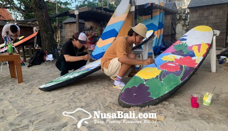 www.nusabali.com-live-mural-painting-di-pantai-kuta-papan-selancar-dilukis-penuh-makna