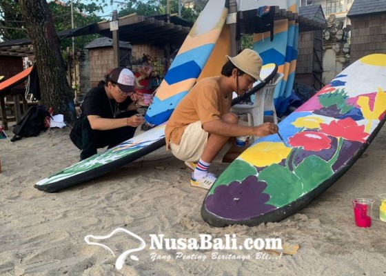 Nusabali.com - live-mural-painting-di-pantai-kuta-papan-selancar-dilukis-penuh-makna
