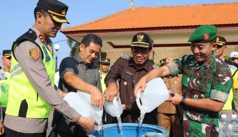 www.nusabali.com-jelang-lebaran-450-liter-arak-oplosan-di-buleleng-dimusnahkan
