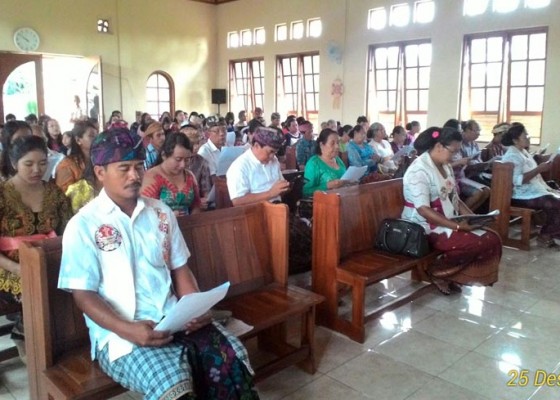 Nusabali.com - umat-kristiani-ke-gereja-kenakan-busana-adat-bali