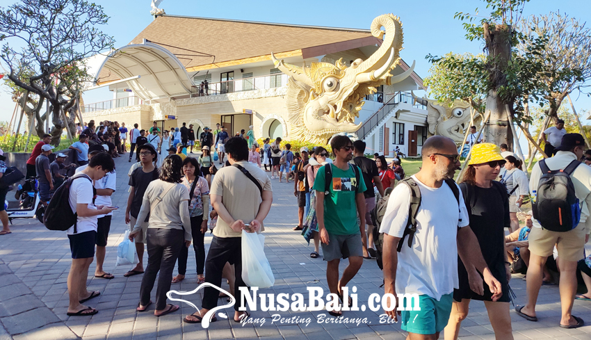 www.nusabali.com-wisatawan-keluar-dari-dermaga-penyeberangan-sanur