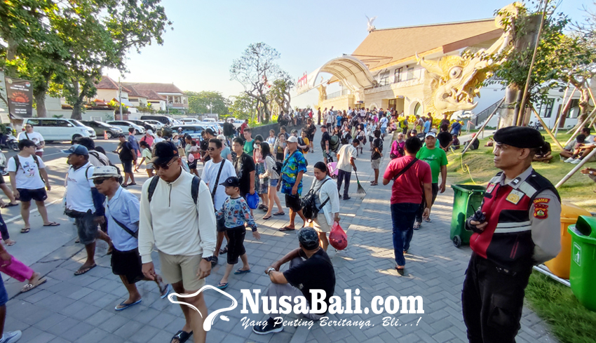 www.nusabali.com-wisatawan-keluar-dari-dermaga-penyeberangan-sanur