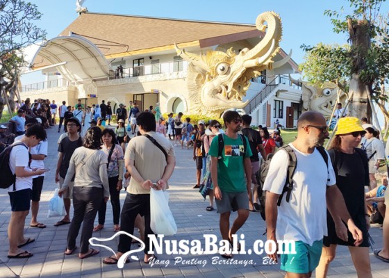 Nusabali.com - wisatawan-keluar-dari-dermaga-penyeberangan-sanur