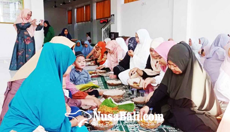www.nusabali.com-bancakan-makan-bersama-saat-perayaan-idul-fitri-di-kelurahan-kampung-singaraja
