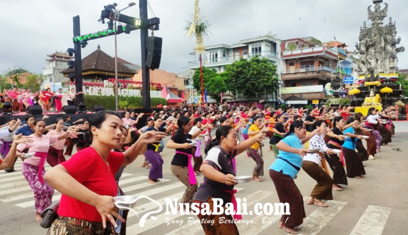 www.nusabali.com-200-penari-pendet-semarakkan-pembukaan-festival-semarapura