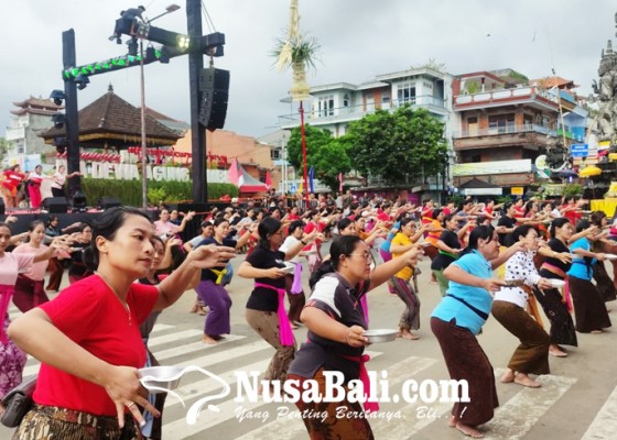 Nusabali.com - 200-penari-pendet-semarakkan-pembukaan-festival-semarapura