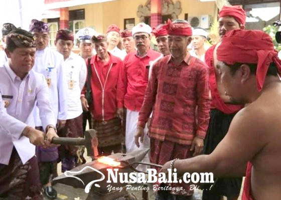 Nusabali.com - pasikian-prapen-demonstrasi-pembuatan-keris