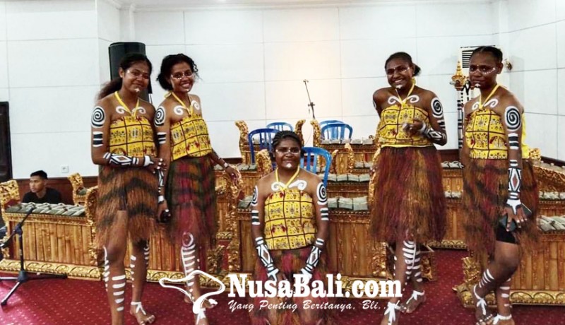 www.nusabali.com-pelepasan-siswa-smkn-1-amlapura-siswi-papua-menari-tari-cendrawasih