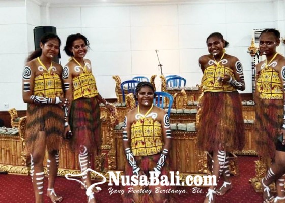 Nusabali.com - pelepasan-siswa-smkn-1-amlapura-siswi-papua-menari-tari-cendrawasih