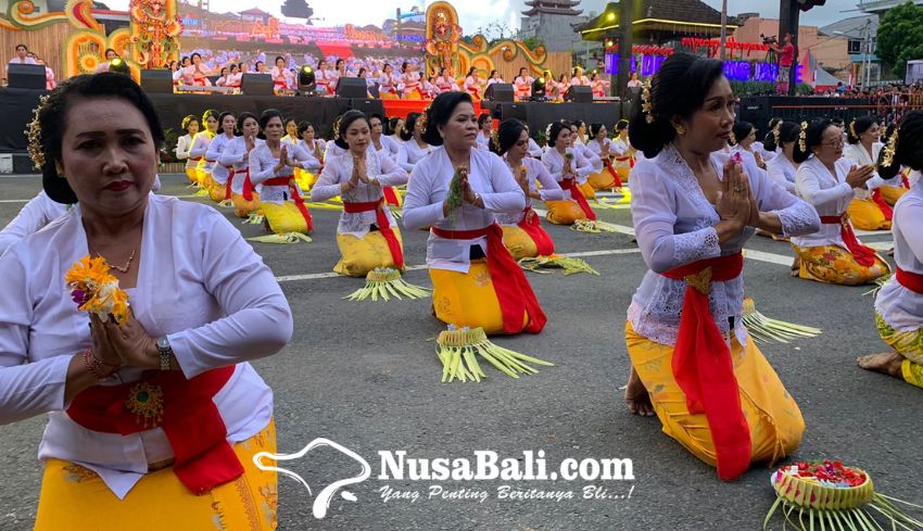 www.nusabali.com-kompak-200-guru-menari-pendet-di-festival-semarapura