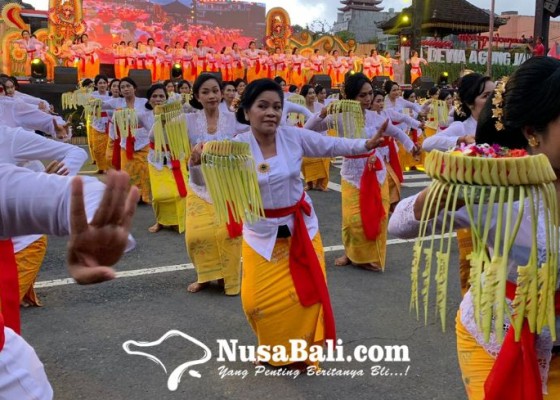 Nusabali.com - kompak-200-guru-menari-pendet-di-festival-semarapura