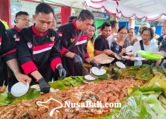 Nusabali.com - spektakuler-pembuatan-opokan-seberat-100-kg-makanan-khas-dari-desa-kusamba-klungkung