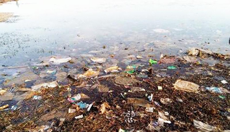 www.nusabali.com-sampah-dan-limbah-penuhi-lagoon-pantai-sawangan