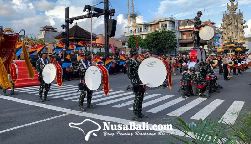 www.nusabali.com-marching-band-prasetya-haprabu-polda-bali-ramaikan-festival-semarapura
