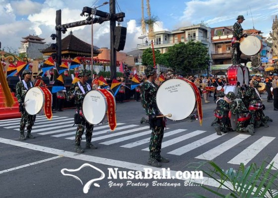 Nusabali.com - marching-band-prasetya-haprabu-polda-bali-ramaikan-festival-semarapura