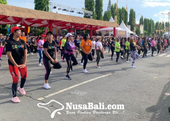 Nusabali.com - berbagi-sehat-500-peserta-zumba-meriahkan-festival-semarapura