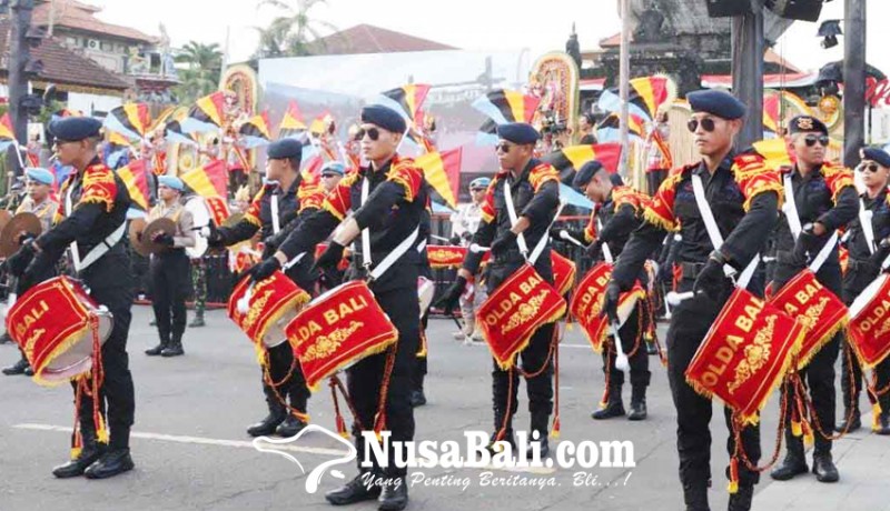 www.nusabali.com-drumband-polda-bali-semarakkan-festival-semarapura