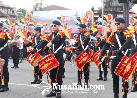 Nusabali.com - drumband-polda-bali-semarakkan-festival-semarapura