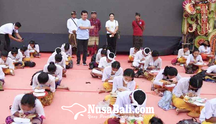 www.nusabali.com-parade-nyurat-aksara-bali-semarakkan-festival-semarapura