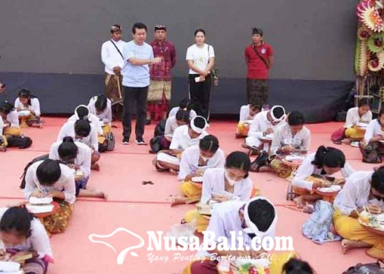 Nusabali.com - parade-nyurat-aksara-bali-semarakkan-festival-semarapura