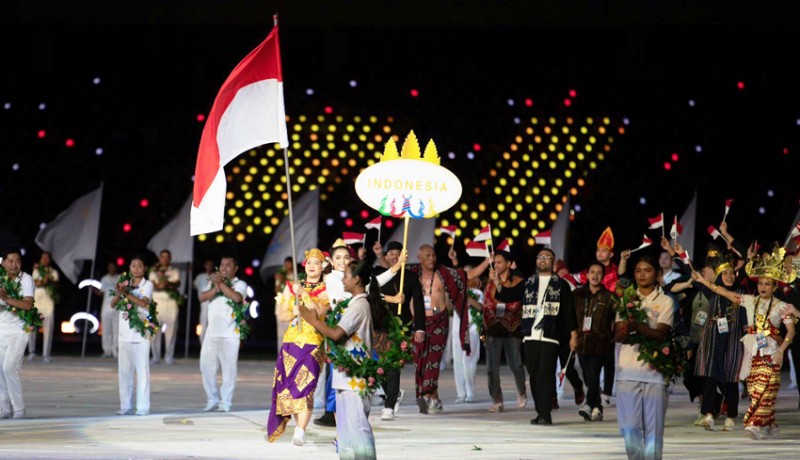www.nusabali.com-pembawa-bendera-indonesia-kenakan-baju-bali
