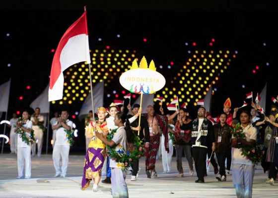 Nusabali.com - pembawa-bendera-indonesia-kenakan-baju-bali