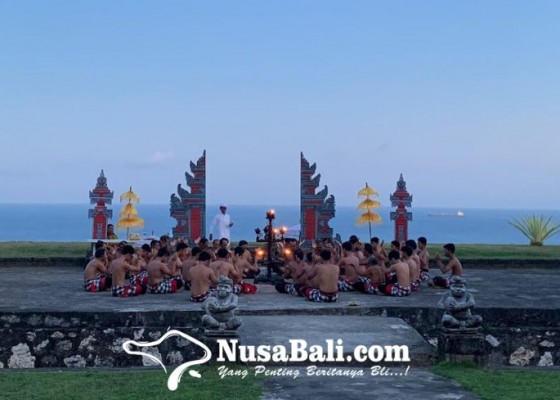 Nusabali.com - tari-kecak-jadi-penambah-daya-tarik-pantai-gunung-payung