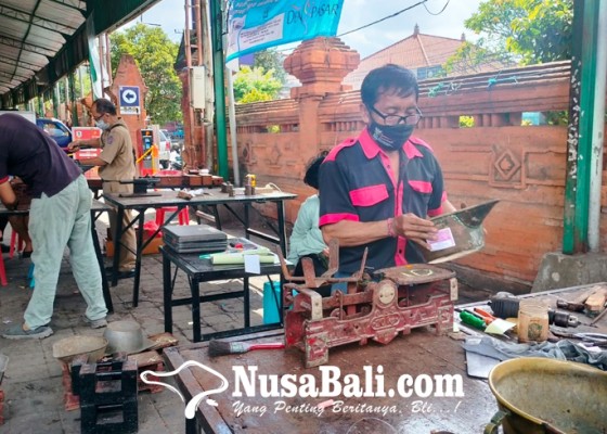 Nusabali.com - disperindag-tera-ulang-timbangan-di-pasar-kreneng