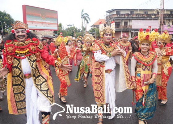 Nusabali.com - unik-bakal-caleg-pdip-di-gianyar-kenakan-kostum-penari-saat-pendaftaran-ke-kpu
