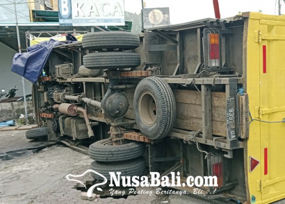 Nusabali.com - trotoar-jebol-truk-kaca-nyungkling