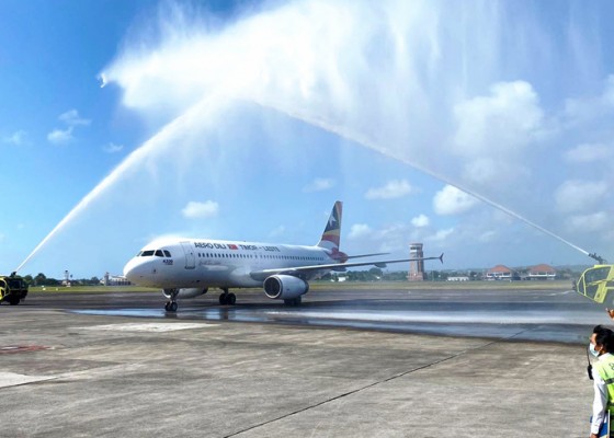 Nusabali.com - aero-dili-terbang-perdana-ke-bandara-ngurah-rai