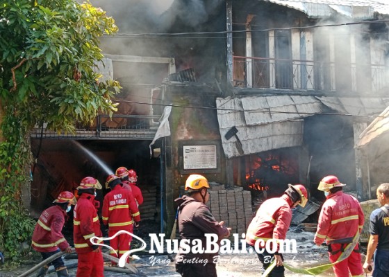 Nusabali.com - toko-bangunan-dua-lantai-terbakar-siang-bolong