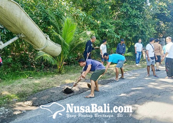 Nusabali.com - warga-lelateng-swadaya-tambal-jalan-rusak