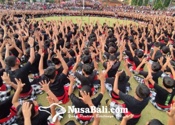 Nusabali.com - 1000-siswa-sd-dan-smp-pentas-cak-kolosal-semarakkan-hardiknas-di-klungkung
