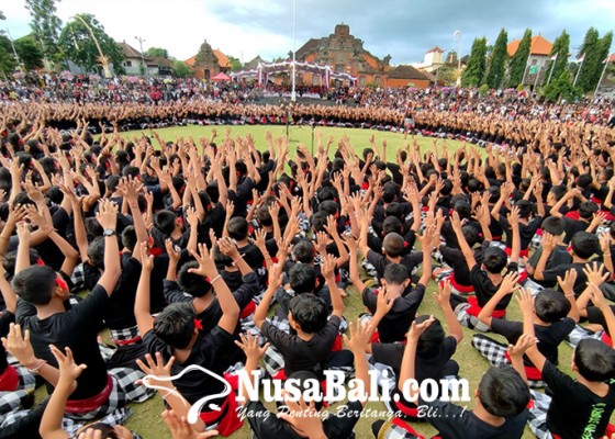 Nusabali.com - cak-massal-libatkan-1000-siswa-sd-smp-semarakkan-hardiknas-di-kabupaten-klungkung