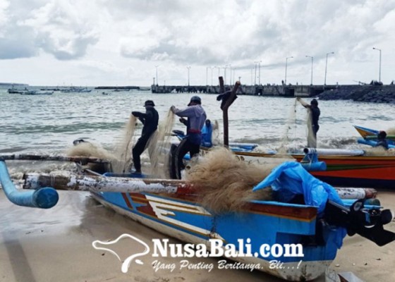 Nusabali.com - waspada-potensi-gelombang-tinggi-nelayan-kedonganan-pilih-lego-jangkar